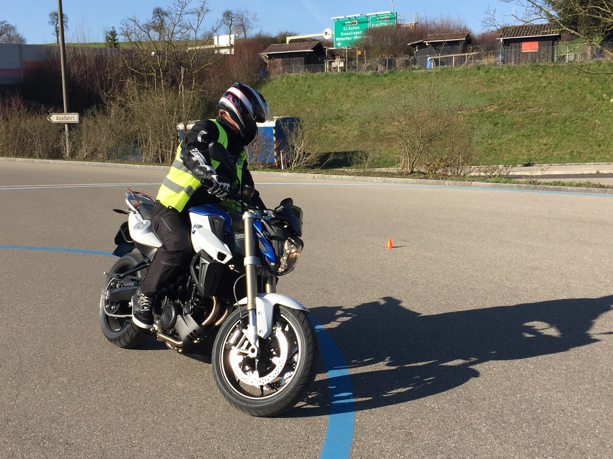 freiwilliger Prüfungaufbaukurs speziell für die offene Kategorie A, Zweiradgrundkurse für Rollergrundkurse und Motorradgrundkurse in Winterthur